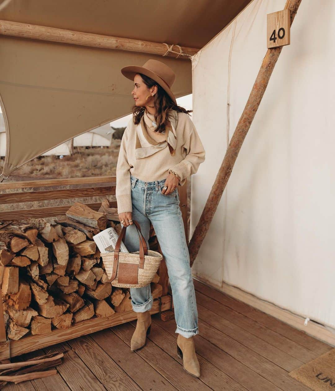 Collage Vintageのインスタグラム：「We took so many pictures during our road trip that I can’t stop posting 😆 Here an easy outfit with my favorite pair of vintage jeans 👖, I hope you like it!」