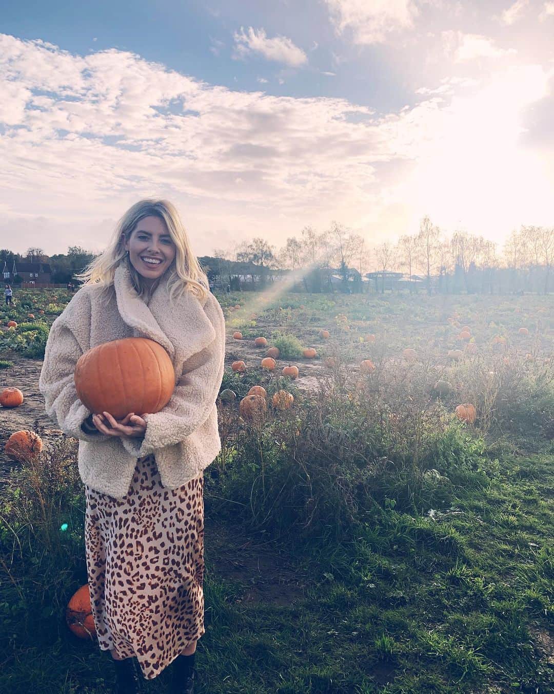 Mollie Kingさんのインスタグラム写真 - (Mollie KingInstagram)「After convincing @stuartbroad8 that pumpkin picking was indeed a real thing, we had the best time running around finding our own pumpkin! Now for the carving 😱 #pumpkinpatch」10月29日 4時52分 - mollieking