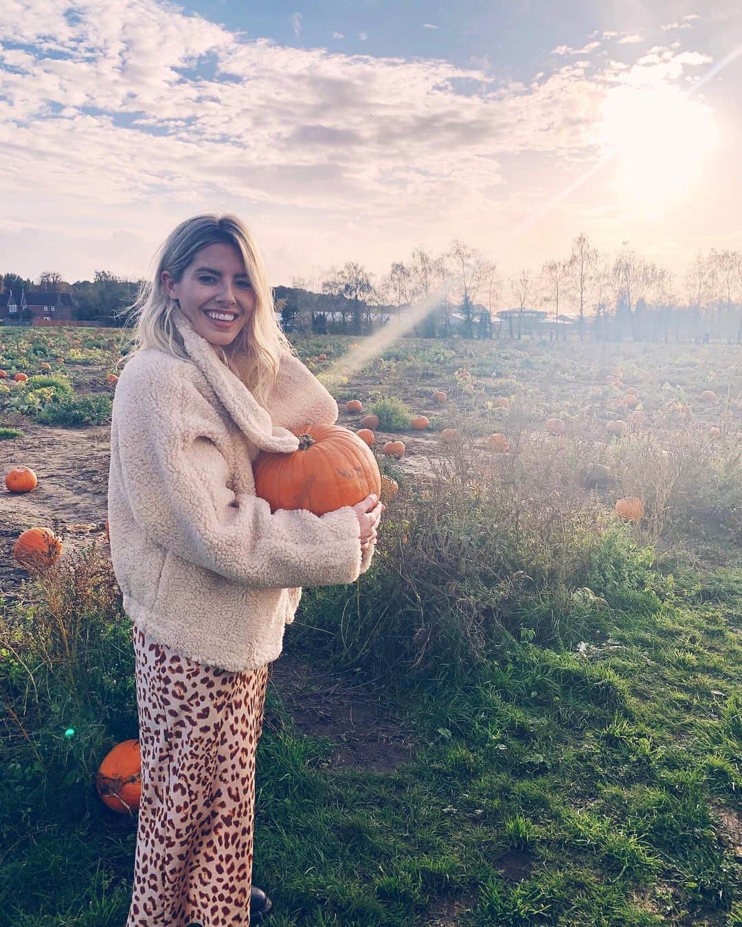 Mollie Kingさんのインスタグラム写真 - (Mollie KingInstagram)「After convincing @stuartbroad8 that pumpkin picking was indeed a real thing, we had the best time running around finding our own pumpkin! Now for the carving 😱 #pumpkinpatch」10月29日 4時52分 - mollieking