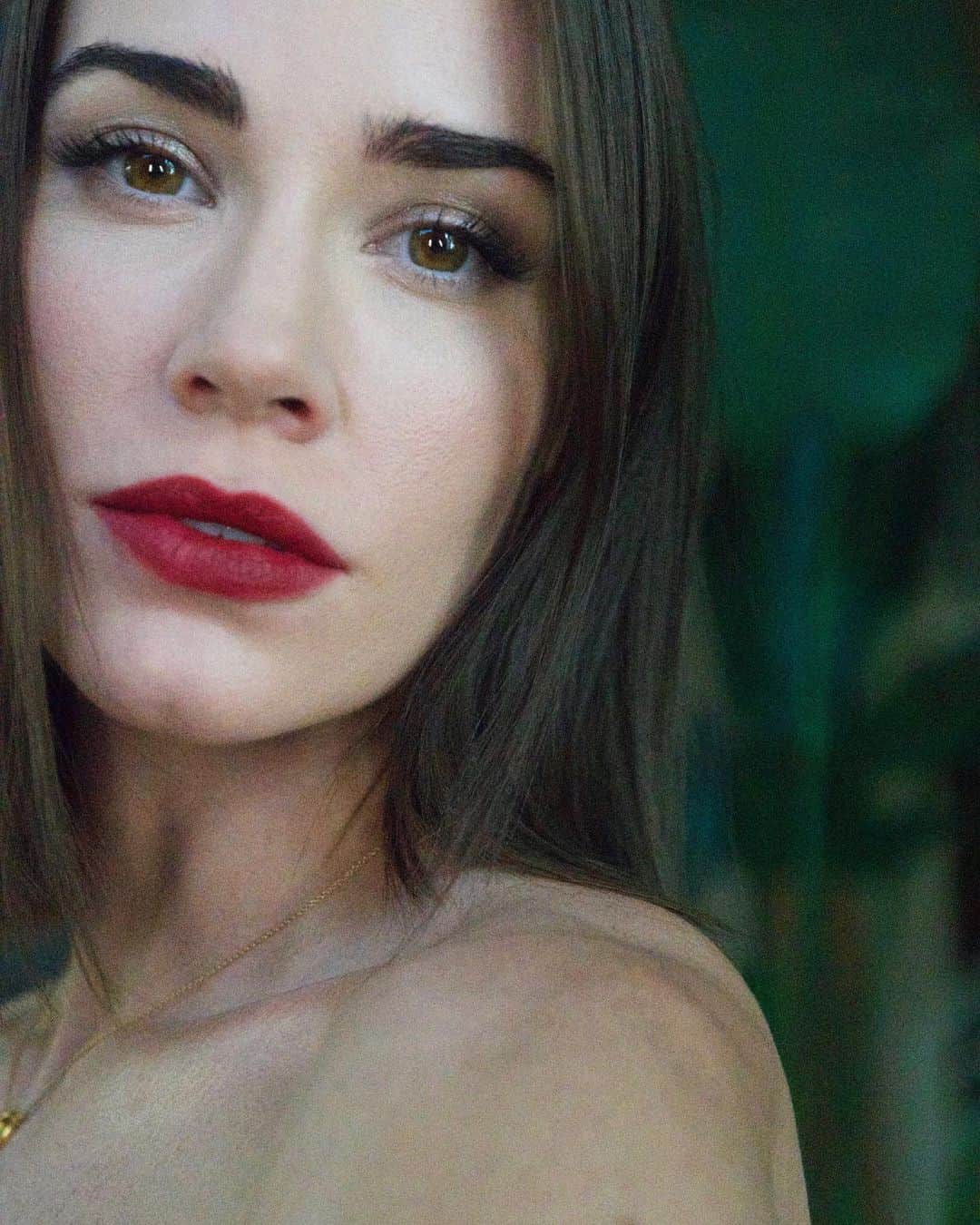 クリスタ・B・アレンのインスタグラム：「more than anything, I want to lead a scripted television series. and that requires a lot of sitting, wishing, waiting for permission and divine timing to come together. in the meantime, creating content and connecting with YOU online brings me immense joy and also keeps food on the table. countless people have tried to attack and shame me for this choice along the way, but in an increasingly digital world it is becoming apparent that having an online presence can be a tremendous asset, can allow one to scale their positive impact on the world, and so much more. so I will continue my journey as a content creator while seeking out my next great project. hot tip: a huge key for me when creating content of ANY kind is amazing lighting. I’m a golden hour girl myself, if you couldn’t tell, and when sunlight is hard to come by I adore this #glamcor @glamcorofficial #glamcorofficial Multimedia Kit which is super easy to transport, holds my phone, lights the subject and set beautifully with options for amount and temperature of light, and doesn’t show an awful ring of light in the eyes that come from using a ring light. I hate ring lights :) happy content creating ♥️」