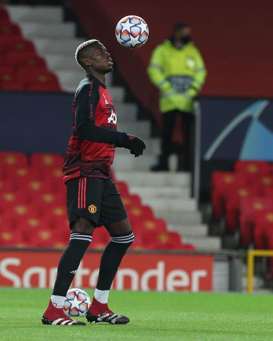 マンチェスター・ユナイテッドさんのインスタグラム写真 - (マンチェスター・ユナイテッドInstagram)「When ball is life ⚽️❤️ #MUFC #Pogba #ChampionsLeague」10月29日 4時45分 - manchesterunited