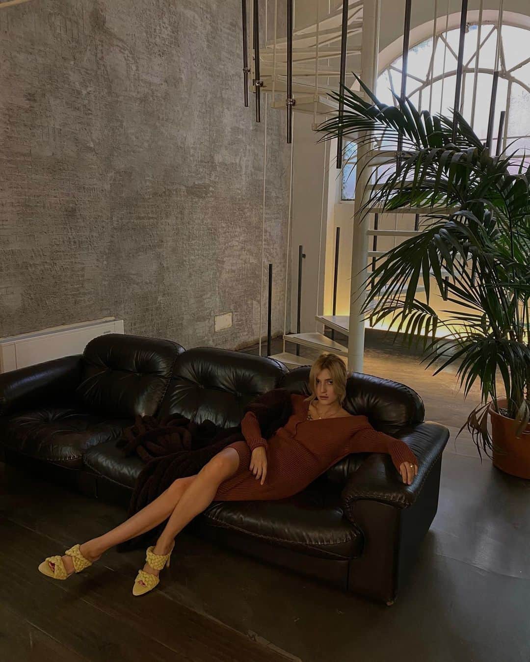 エレオノーラ・カリシのインスタグラム：「When between your leather sofa and your Bottega look it was love at first sight   My autumn-winter looks chosen in one of the most researched realities: @oluxury_com • which look do you love more ? #oluxury #Parma #collaboration」