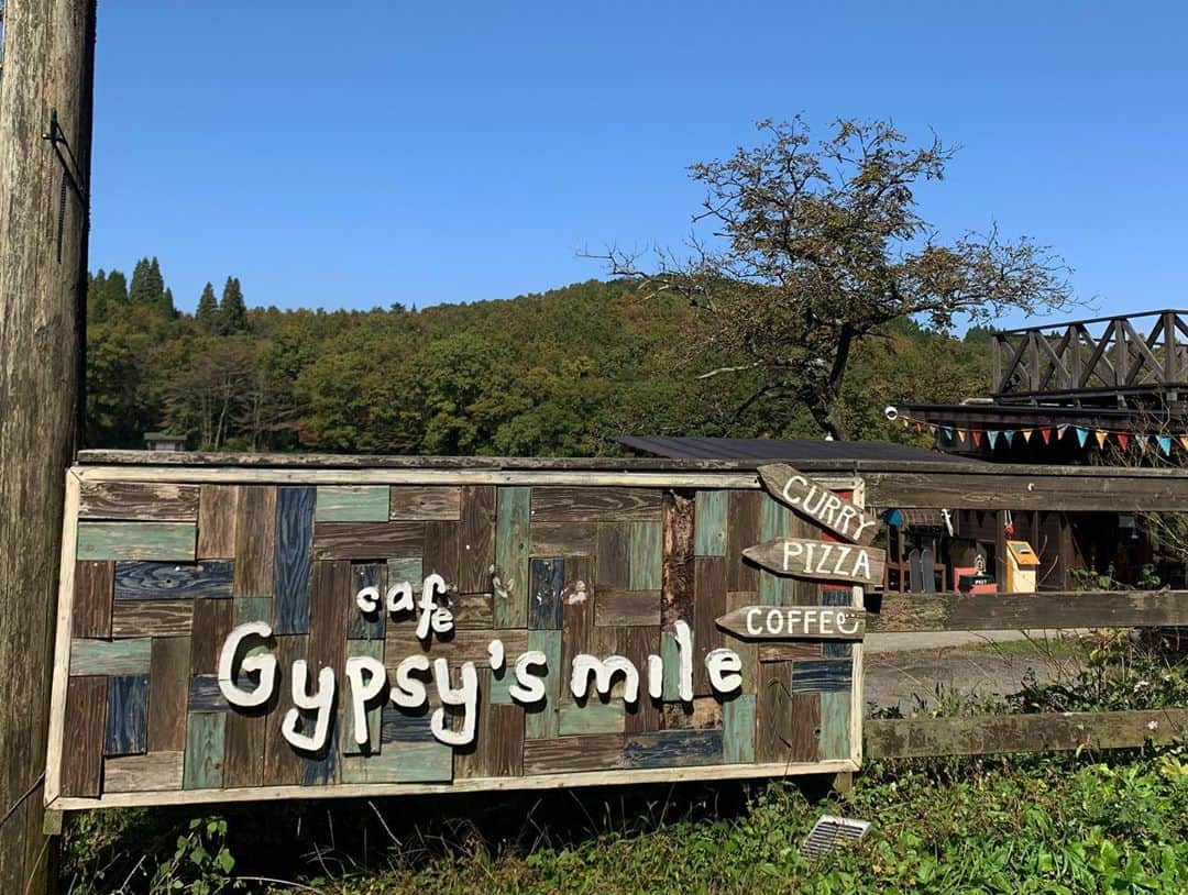 齊藤美絵さんのインスタグラム写真 - (齊藤美絵Instagram)「今週、行くというより 通っているお店🍽🍀  世界30カ国以上を旅して来た 勇介さんと萌子さんご夫妻が 竹田の水に魅了され、オープンした cafe Gypsy’smile☕️🌏💕 @gypsysmilecafe   長湯ダム湖とこのジプシースマイルの 生み出す世界観は唯一無二。 まるで映画の世界に飛び込んだような 氣分になれます。  そして、なんと言っても お料理やコーヒーが美味しい🍽☕️✨  メインは、カレー、パスタ、ピッツァ、 ケーキという一見するとカフェらしい メニューラインナップですが、 世界を旅して来たお二人の 作るお料理は、 メニュー名だけでは伝えきれない ジプシースマイルでしか味わえないもの🌏✨  オーガニック食材使用で、 もちろんNoMSG。  ピザ生地も、 パスタソースも、 カレーもケーキも 全て自家製で、 コーヒー豆も直焙煎☕️✨  竹田の地元食材もジプシー流の表現で🍀🍽 竹田産落花生と竹田産バジル、 竹田産ガーリックを使った ジェノベーゼには驚きました。  南インドを旅したときに 屋台のお兄ちゃんから習ったというカレーは、 噛み応えのある親鶏を一度揚げ、 コクと旨味が噛むほどに広がり、 豊かなスパイスの香りと共に、 幸せへと誘われます🌈✨  ライタやアチャールを混ぜ、 カボスを搾りながら、 味わいや食感を変化させながら 頂くのも美味しい💕  添えられたインドの甘くない 豆ドーナツ・ワダがカリッとふわっと絶品！  野菜いっぱいで、オニグルミの木で 燻製された自家製ベーコンの香りがたまらない ミネストローネも格別✨  格別と言えば、茄子のポタージュは、 娘がとっても氣に入って、 ひと口食べた瞬間に「おいしい！」と 笑顔に💕  マルゲリータは、彼女のお氣に入りで 一人でほぼペロリと完食！  感動ケーキやコーヒーのことは また改めて。  OPEN5年ということで、 これまでオレンジ×ターコイズの メキシコを感じる鮮やかな内装から、 南仏をイメージした落ち着いた アッシュブルーの大人な雰囲氣に。  さらに、竹田のぐーちゃんが作った 個性溢れる一枚板のローテーブルも素敵✨  お二人のお人柄と クリエイティブでひとつひとつ丁寧、 そして、地球に優しく、 地球を楽しんでいることが伝わる ジプシースマイル🍽🌏🍀  地元の方々からも、 遠方からの方々にも 愛されているお店です🌈✨  あ！可愛い愛犬テラがいるのも 通いたくなる大きな理由の一つです💕  #大分　#竹田　#oita #taketa #長湯　#nagayu #長湯ダム湖　#ジプシースマイル　#gypsysmile #いつもありがとうございます　#cafe #organic #taketaearthfood #foodmaestro #フードマエストロ　#ツタエルヒト。」10月29日 5時15分 - saitomie
