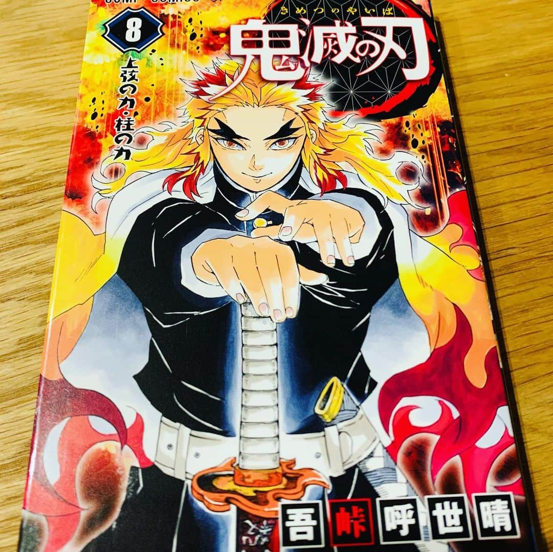 藤井惠さんのインスタグラム写真 - (藤井惠Instagram)「鬼滅の刃 アニメから入って映画 そしてコミック✨ 家族みんなでハマってますが名前覚えるの大変です😂 映画は感動して泣いちゃったり、、、映像がとても綺麗でした🌸 コミックも旦那が大人買いしてくれたので一気読みせずゆっくり楽しみながら見ています☝️ #鬼滅の刃」10月29日 5時27分 - megumi_fujii