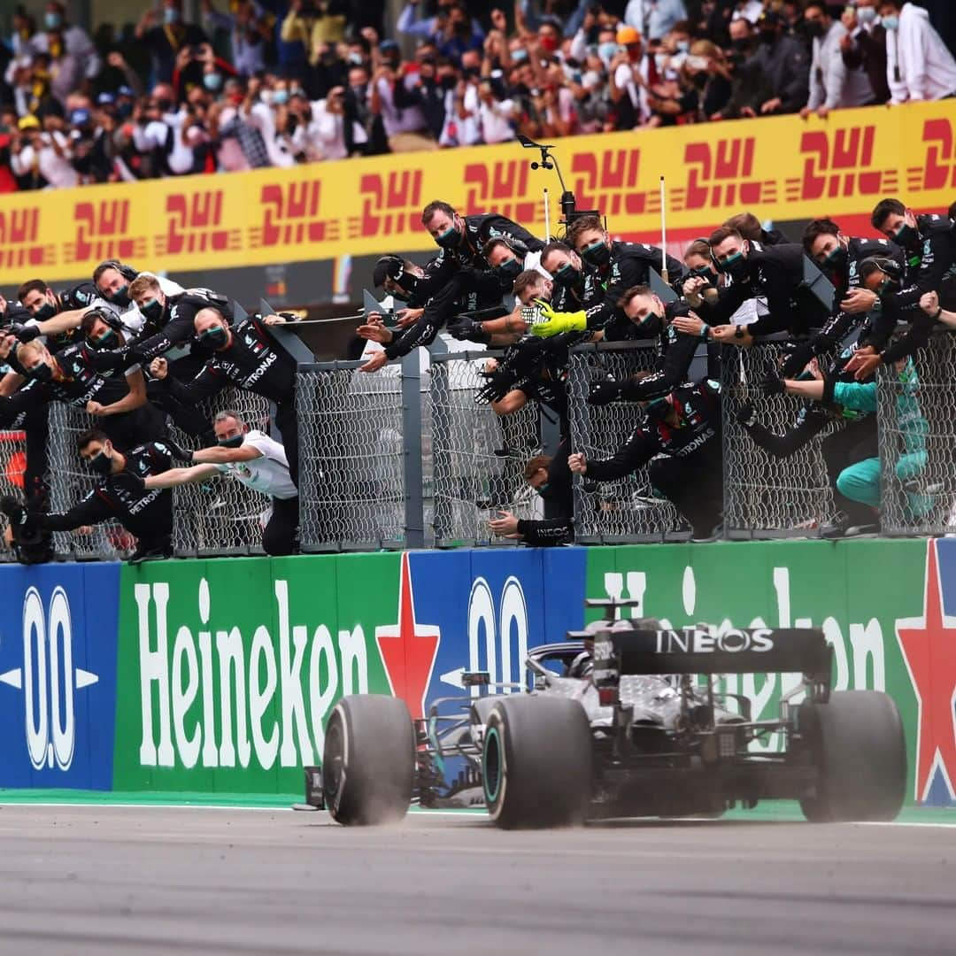 F1さんのインスタグラム写真 - (F1Instagram)「Drinking it all in! The moment that historic 92nd win was taken in Portugal...  #F1 #Formula1 #PortugueseGP #LewisHamilton @lewishamilton @mercedesamgf1 @heineken」10月29日 5時22分 - f1