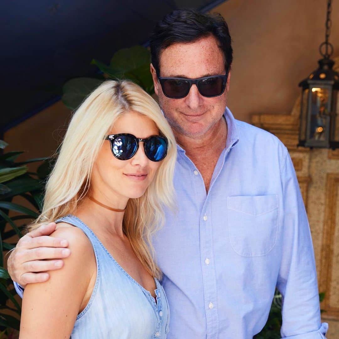 のインスタグラム：「Seems like only two years ago my wife and I got married and took this picture wearing matching sunglasses and color coordinated clothing. Happy Anniversary to the woman who makes me so happy. Well, she doesn’t “make me” be happy. She forces me to be happy. I’m not the easiest. ❤️💙💃🕺🏻#thankful」
