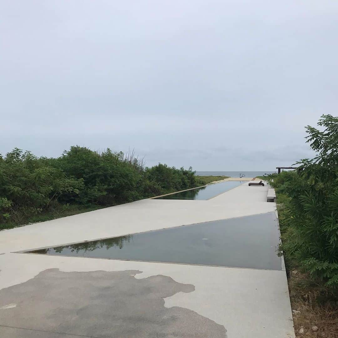 トームさんのインスタグラム写真 - (トームInstagram)「Tadao Ando's #CasaWabi is an artist's retreat that stretches along the Mexican coast  A 312-metre-long concrete wall provides the framework for this house and art centre designed by Japanese architect #TadaoAndo for a picturesque site on the Mexican seafront. .  The building provides a home for the Casa Wabi Foundation, an arts charity established by Mexican artist Bosco Sodi and directed by Patricia Martin, best known as the curator of Latin America's largest private art collection, the Colección Júmex. .  The plan is laid out like a giant compass. The long concrete wall runs west to east, following the coastline, to create a series of different rooms and zones.  The north-south axis is provided by an approach road, as well as a long narrow terrace and swimming pool that extend out towards the water's edge. . "The project site is situated directly facing the South Pacific Ocean, sharing 550 metres of coastline with only the breathtaking beach," explained Ando, who also recently completed a house in Mexico's Sierra Las Mitras mountains.  "With such a generous length of site, I have created a single concrete wall of 312 metres long by 3.6 metres high," he said.  "The wall creates horizontal separation between public programmes on the north side and private programmes on the south side." .  "The wall also generates the main circulation path cutting across every programme, serving as a dual interior and exterior wall," he added. "Rich red and orange sunset is to be reflected on the concrete surface." . @casawabi @dezeen」10月29日 5時26分 - tomenyc