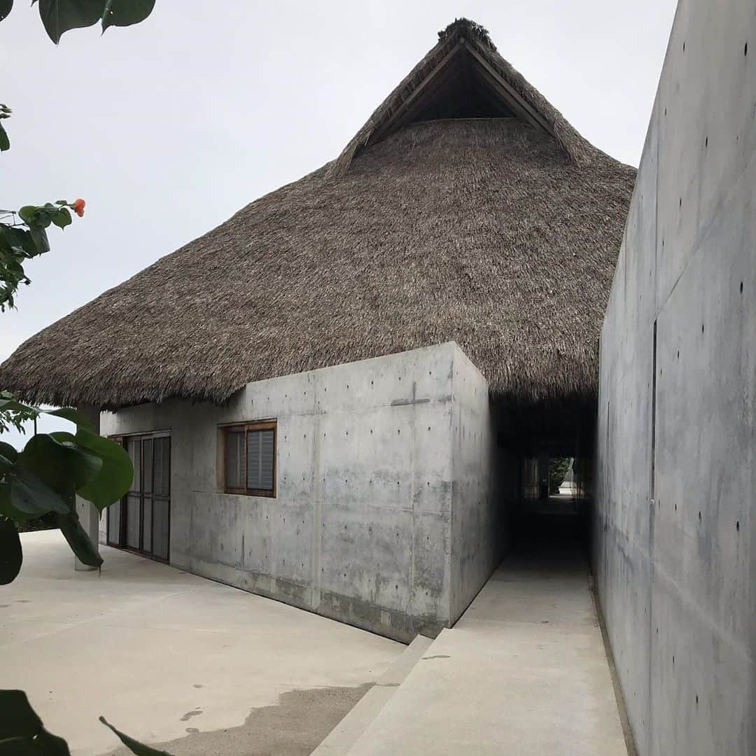 トームさんのインスタグラム写真 - (トームInstagram)「Tadao Ando's #CasaWabi is an artist's retreat that stretches along the Mexican coast  A 312-metre-long concrete wall provides the framework for this house and art centre designed by Japanese architect #TadaoAndo for a picturesque site on the Mexican seafront. .  The building provides a home for the Casa Wabi Foundation, an arts charity established by Mexican artist Bosco Sodi and directed by Patricia Martin, best known as the curator of Latin America's largest private art collection, the Colección Júmex. .  The plan is laid out like a giant compass. The long concrete wall runs west to east, following the coastline, to create a series of different rooms and zones.  The north-south axis is provided by an approach road, as well as a long narrow terrace and swimming pool that extend out towards the water's edge. . "The project site is situated directly facing the South Pacific Ocean, sharing 550 metres of coastline with only the breathtaking beach," explained Ando, who also recently completed a house in Mexico's Sierra Las Mitras mountains.  "With such a generous length of site, I have created a single concrete wall of 312 metres long by 3.6 metres high," he said.  "The wall creates horizontal separation between public programmes on the north side and private programmes on the south side." .  "The wall also generates the main circulation path cutting across every programme, serving as a dual interior and exterior wall," he added. "Rich red and orange sunset is to be reflected on the concrete surface." . @casawabi @dezeen」10月29日 5時26分 - tomenyc