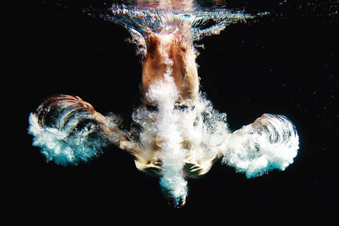 デービッド・ボウディアのインスタグラム：「Slowly but surely working to get back to the feeling of slicing through the water like this. Recovery has been going great but seems slower lately... maybe it’s the itching to get back to training but this time has allowed Sonnie and I to enjoy the fall weather with our sweet kiddos!」