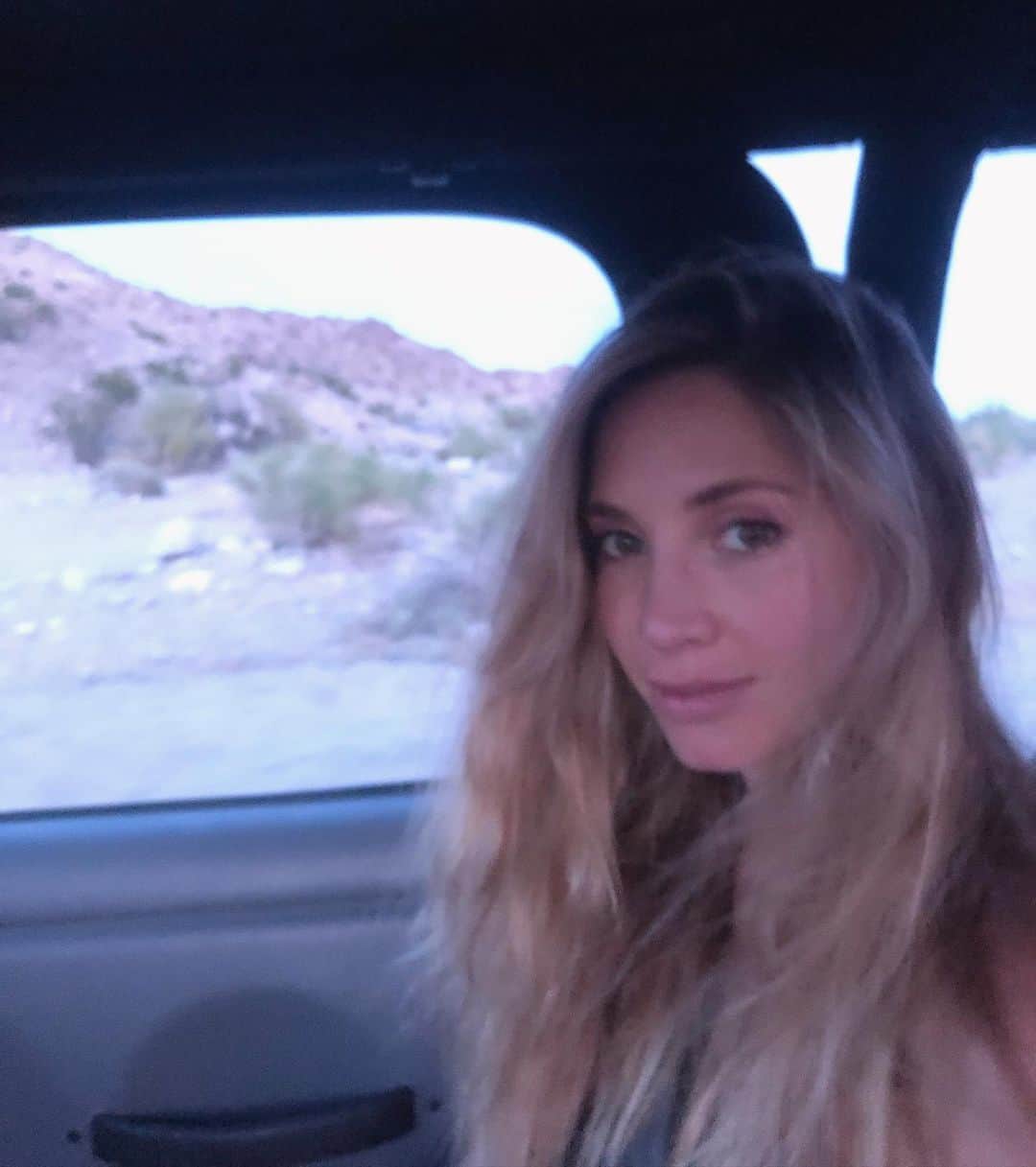 ブルック・バトラーのインスタグラム：「Looking at you @grahamb0w」