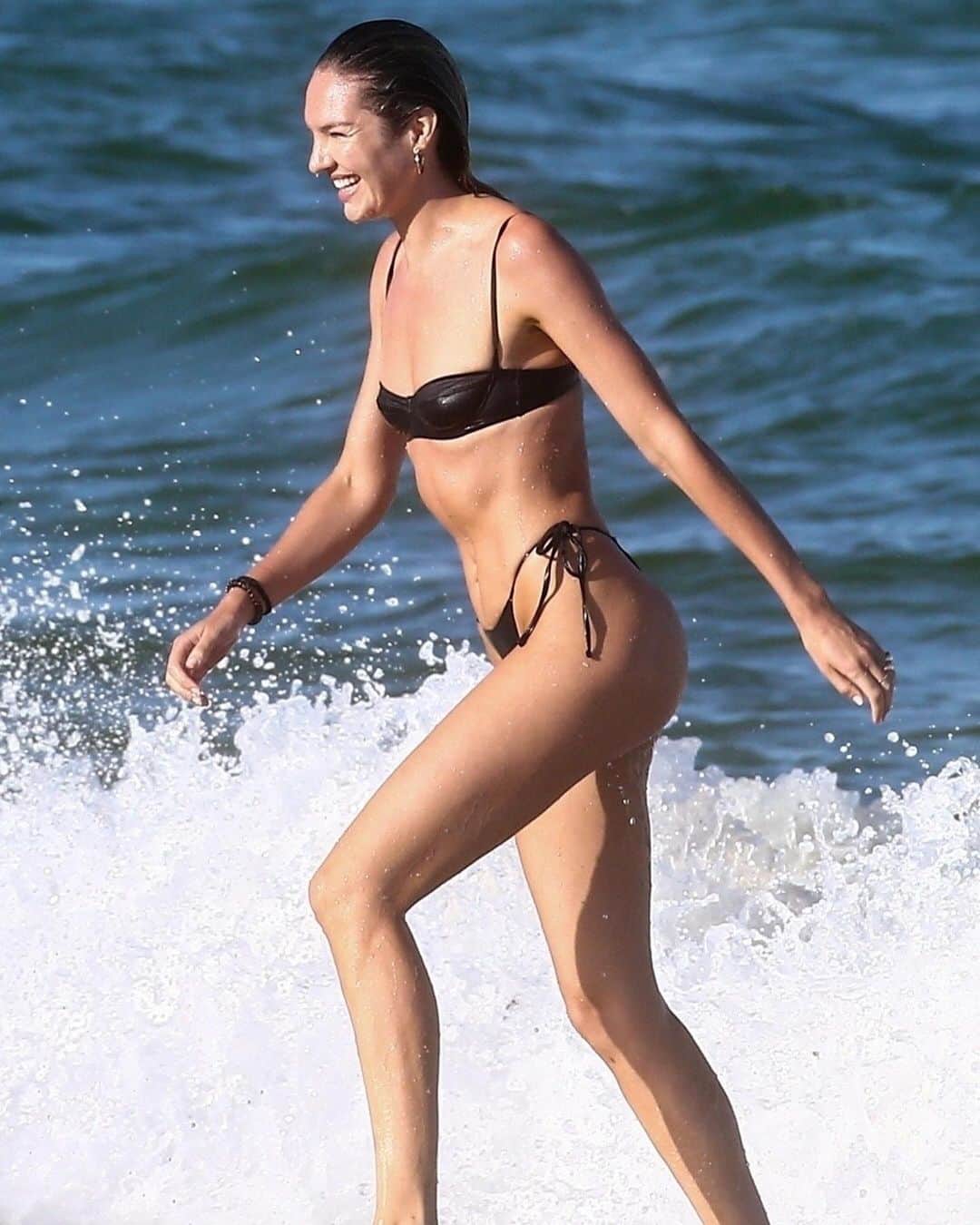 Just Jaredさんのインスタグラム写真 - (Just JaredInstagram)「Victoria’s Secret Angel @angelcandices soaked up the sun in her bikini today! #CandiceSwanepoel Photo: Backgrid」10月29日 5時31分 - justjared