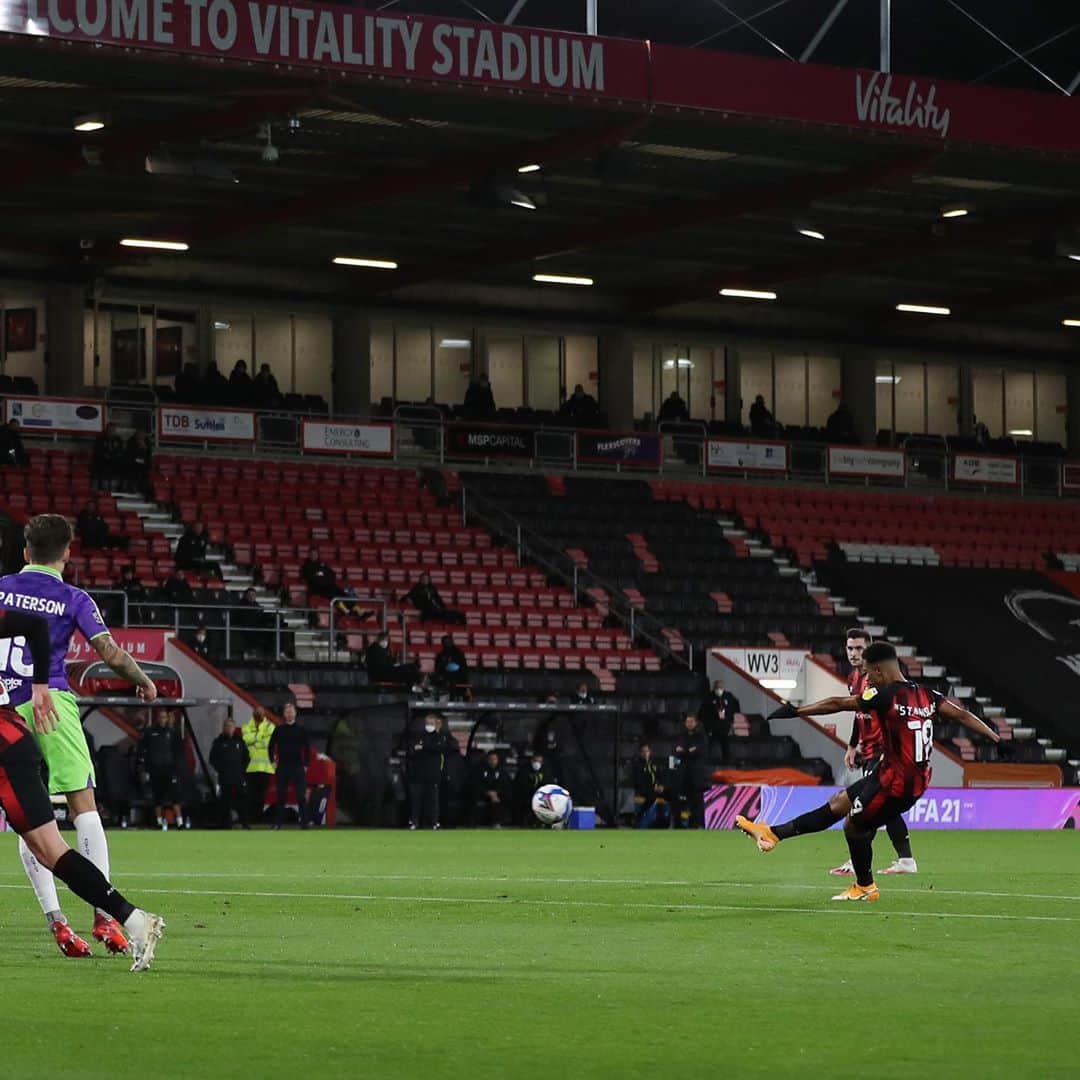 AFCボーンマスさんのインスタグラム写真 - (AFCボーンマスInstagram)「As close as we’ve come, 😬 a frustrating and goalless first half. #afcb🍒」10月29日 5時35分 - afcb