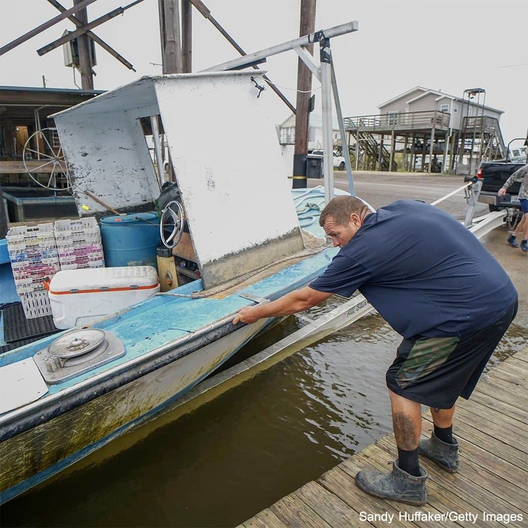 ABC Newsさんのインスタグラム写真 - (ABC NewsInstagram)「Residents in Louisiana prepare for Hurricane Zeta as it barrels toward the Gulf coast, expected to make landfall as a Category 2 storm, bringing powerful winds and dangerous storm surge. #hurricanezeta #storm #weather #wx #severeweather #us」10月29日 5時39分 - abcnews