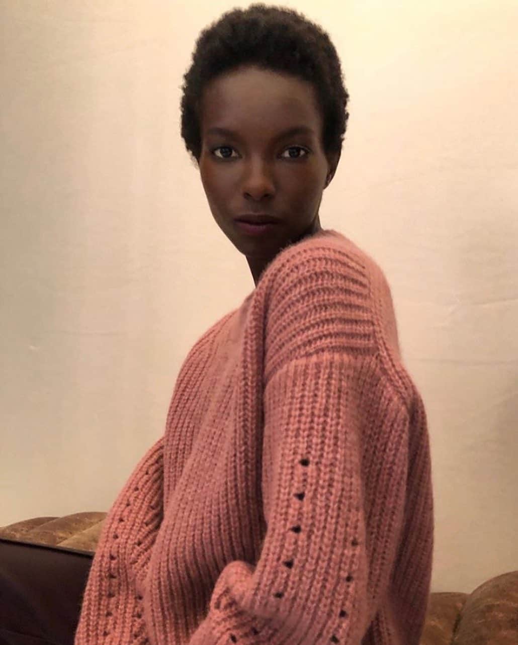 レベッカテイラーのインスタグラム：「Behind the scenes. Stylist @kookoograce steals a moment with @vaquel__ in the Alpaca Pullover.」