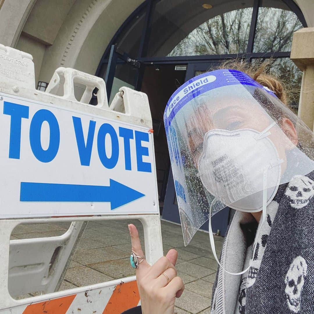 エリザ・ドゥシュクさんのインスタグラム写真 - (エリザ・ドゥシュクInstagram)「HI! #iVOTED #VOTEEARLY #VOTESAFELY #VOTE #VOTING #VOTETIME #VOTINGISCOOL #VOTINGISFUN #VOTINGISSEXY #VOTINGISIMPERATIVE *I VOTED FOR JOE BIDEN & KAMALA HARRIS BECAUSE I VALUE OUR #DEMOCRACY & CARE ABOUT MY (& YOUR) CHILD’s FUTURE, THE PLANET 🌏  #HEALTHCARE FOR ALL, #HUMANRIGHTS, #BLM, #LGBTQ #WOMENSVALUES #RESPECTFORHUMANS #KIDSNOTINCAGES #HUMANITY #ENDINGTHEPANDEMIC AND MORE...! XO 🇺🇸✅ @joebiden @kamalaharris」10月29日 5時44分 - elizadushku
