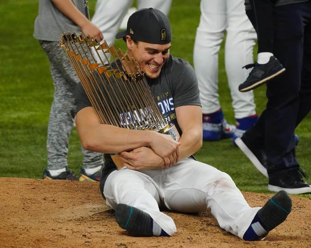 エンリケ・J・ヘルナンデスさんのインスタグラム写真 - (エンリケ・J・ヘルナンデスInstagram)「Last night really happened!!! Still trying to find words to explain all the feelings!!!! #WorldSeriesChamps」10月29日 5時47分 - kikehndez