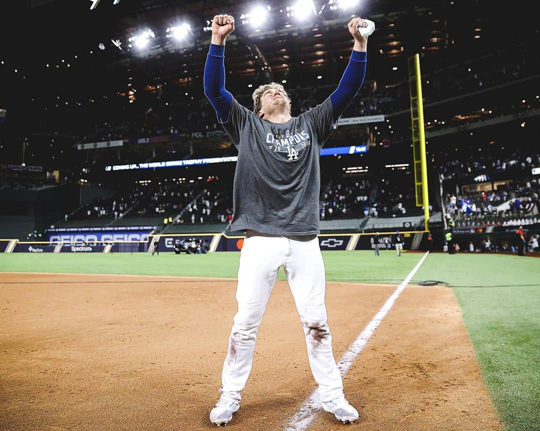 エンリケ・J・ヘルナンデスのインスタグラム：「Last night really happened!!! Still trying to find words to explain all the feelings!!!! #WorldSeriesChamps」