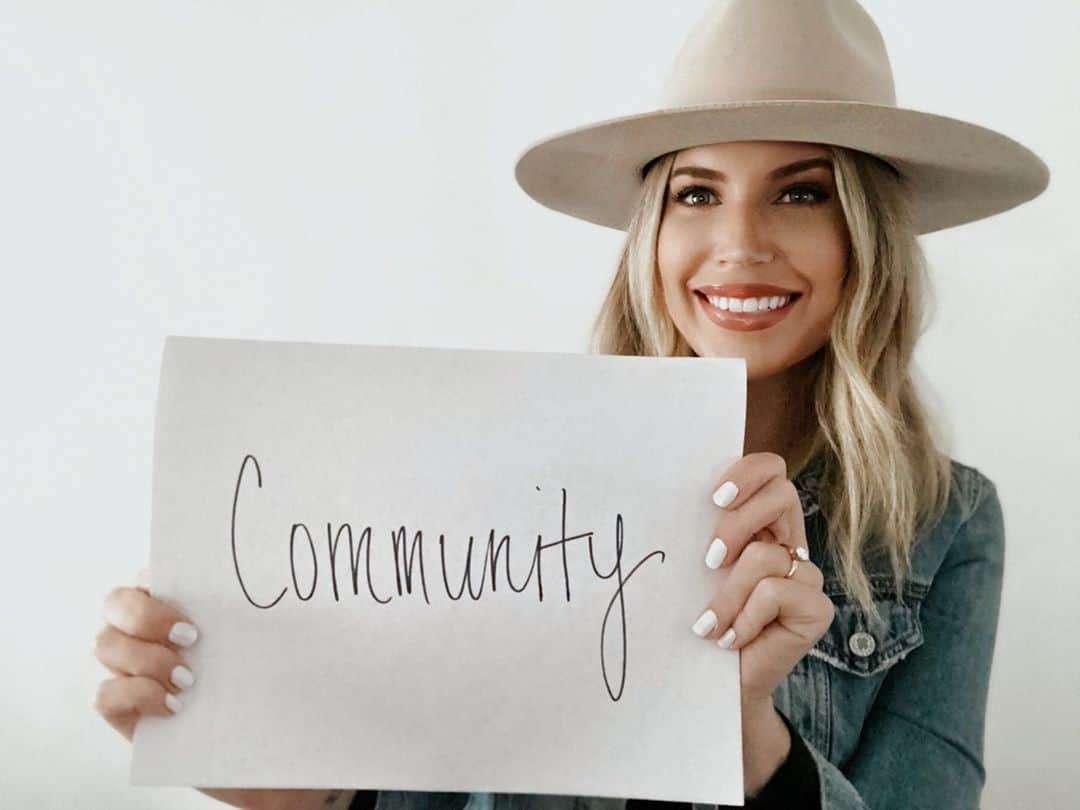 アメリカン・ブロードキャスティング・カンパニーのインスタグラム：「Calling all Country Music fans 18+! Answer the question: “In one word, what does Country Music mean to you?” Put your ONE WORD in black marker on a white card, take a photo of yourself holding the card up and DM it to us. We may include YOU in a #CMAawards promo w/ Reba & Darius!」