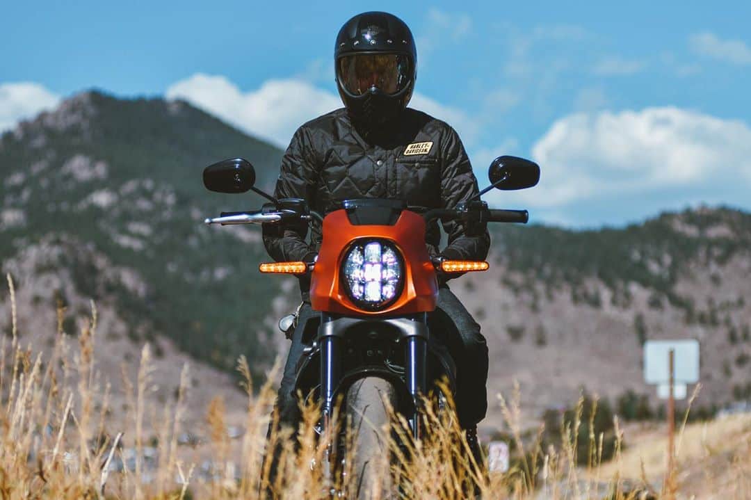 Harley-Davidsonさんのインスタグラム写真 - (Harley-DavidsonInstagram)「Making miles around mountains with @Eparrillacreates on the #HarleyDavidson #LiveWire. 📷 @travelingchopper」10月29日 5時59分 - harleydavidson