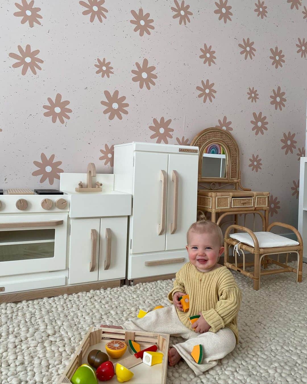 Aspyn Ovard Ferrisさんのインスタグラム写真 - (Aspyn Ovard FerrisInstagram)「Hung our playroom wallpaper this week! So so cute with our @miltonandgoose play kitchen! 💕😍」10月29日 6時00分 - aspynovard
