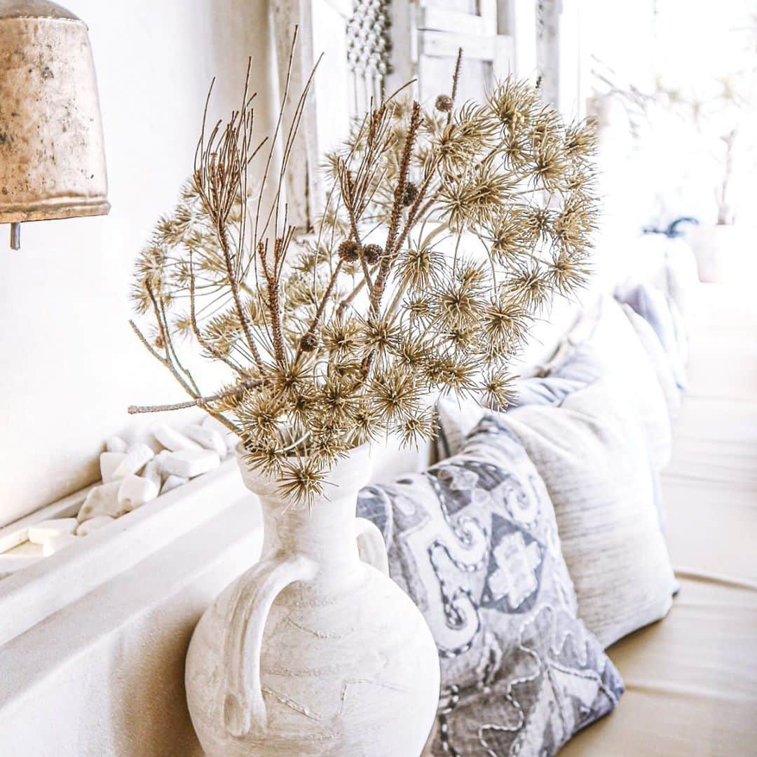 チップ＆ペッパーのインスタグラム：「#stylraven  . . . . . . . . . #interior #morninglight #apartmenttherapy #scandi #interior4all #americanstyle #woodenhouse #interior123 #interior4inspo #interior_delux #interiordesign #myinterior #bohostyle #hangingchair #swing #industrial #scandinavian #mynordicroom #bohemian #natural #stylraven #farmhouse #minimalisticdesign」