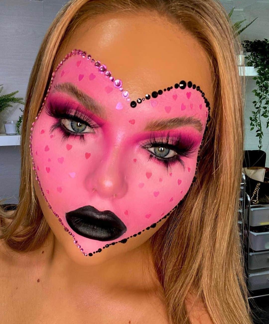 Jeffree Star Cosmeticsさんのインスタグラム写真 - (Jeffree Star CosmeticsInstagram)「Love Sick 🎀 @kbrothwell used our #velourliquidlipstick in the shade Weirdo to create this look 💕 #jeffreestarcosmetics」10月29日 6時20分 - jeffreestarcosmetics