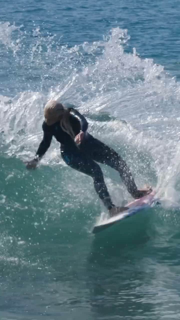タティアナ・ウェストン・ウェブのインスタグラム：「quando a ultima onda do sessão e a boa ✨😊 // when the last wave of your session might be the best ✨😊 @rockstarenergy #RockstarEnergy • video: @iconam」