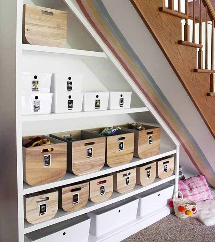 近藤麻理恵のインスタグラム：「Tidy Hack: To make storage more kid-friendly, label containers with images rather than words, so little ones can easily identify what goes where. Brilliant, @laurenkostercreative!」