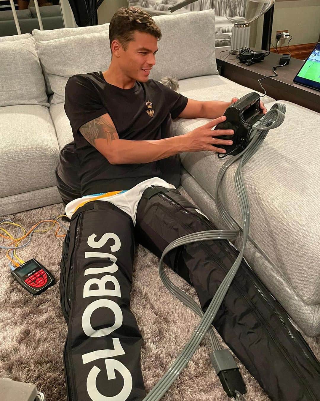 チアゴ・シルヴァのインスタグラム：「🇬🇧 Post training recovery with @globuscorporation 🤜🏽🤛🏽 . 📸 by @bellesilva ❤️ 🇧🇷 Recuperação pós exercício com a @globuscorporation . 📸 da @bellesilva ❤️ 🇫🇷 Recuperation après entraînement avec @globuscorporation 📸 by @bellesilva ❤️ • • • #OhhThiagoSilva #CFC #Chelsea #ThiagoSilva #FamiliaSilva #ChelseaFC #London #LondonCalling #Londres #UnitedKingdom #England #Inglaterra #ThiagoIsBlue #WeAreBlue #ChelseaFans #BluesForever #cfcfans #chelseafootballclub #Chelseafcfans #StopCorona #CoronaOut #StopCovid  #Globus #GlobusCorporation #WeAreGlobus  #Recovery #PressoTherapy #Physiotherapy #elettrostimolazione」