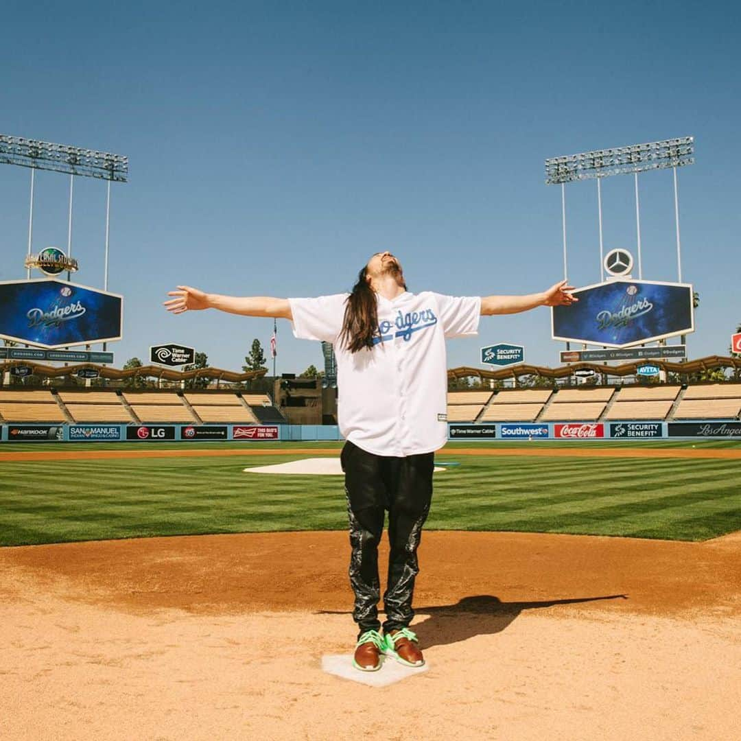 スティーヴ・アオキさんのインスタグラム写真 - (スティーヴ・アオキInstagram)「Hey @dodgers Still haven't gotten the call yet... You can be a rookie in your 40s, right?」10月29日 6時19分 - steveaoki