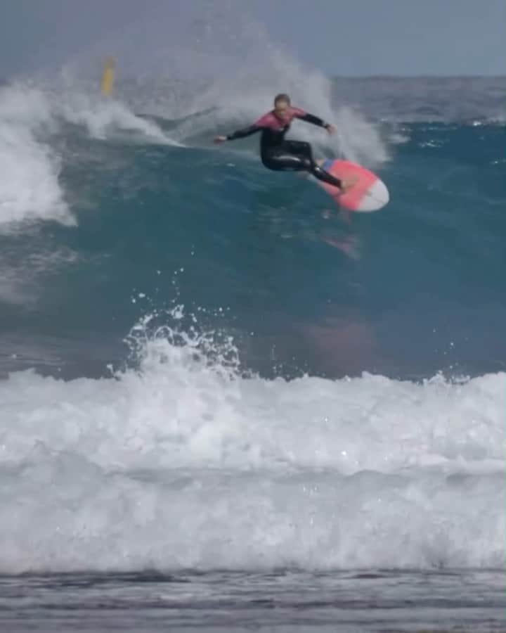 フェリシティー・パルマティアーのインスタグラム：「Surfing feels good 😌 thanks for filming me @louie_cam ___ side note how good is @jamiroquaihq @mayhemsurfboards_mattbiolos @lostsurfboards @lostaustralia @buellsurf」
