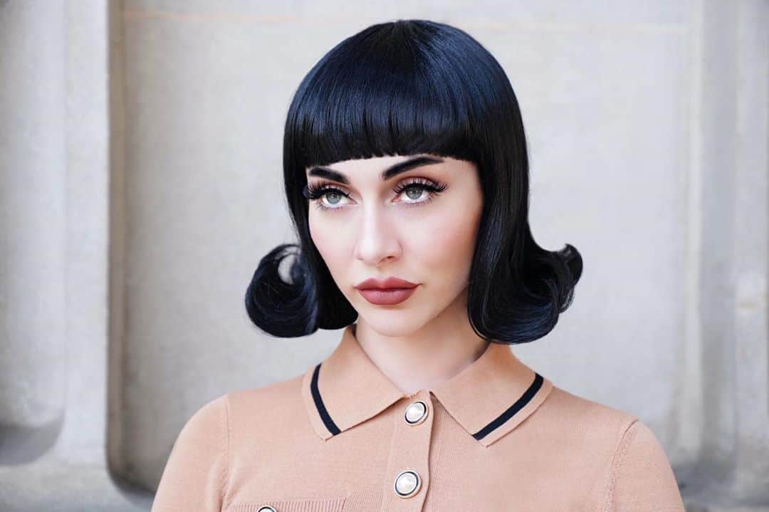 カーミンのインスタグラム：「hey bb it’s 3 for $25 lips + single set lashes at my store 🖤 @qveenstudio」