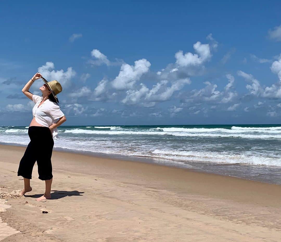 ナタリア・ディルのインスタグラム：「Recife seu lindo! 🌊 #babymoon @nannairesortespa  @behappyhoneymoon」