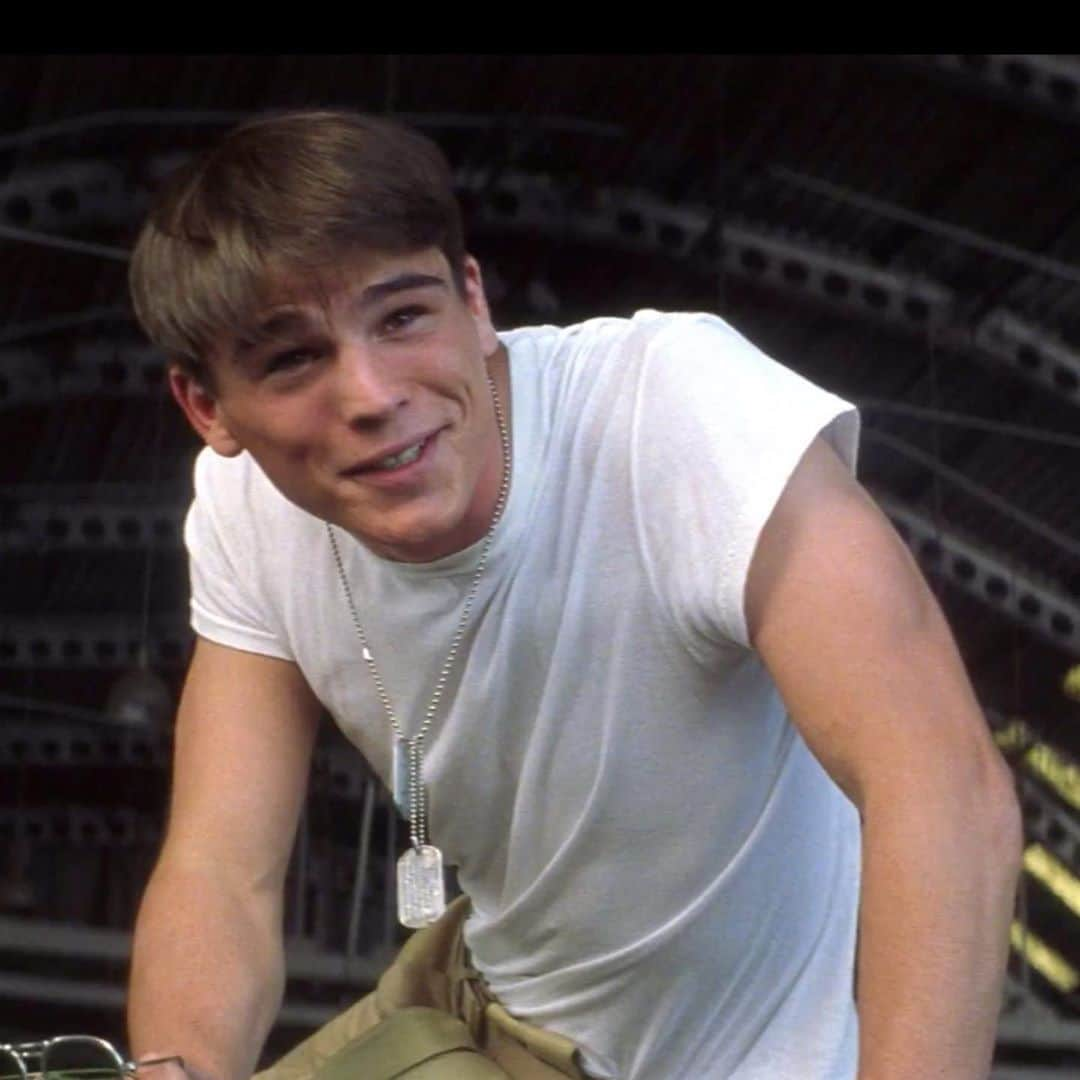 E! Onlineさんのインスタグラム写真 - (E! OnlineInstagram)「Just a reminder that Josh Hartnett was a total dream boat in #PearlHarbor—but where is he now? All the stars who distanced themselves from Hollywood are at the link in our bio. (📷: HBO Max)」10月29日 6時32分 - enews