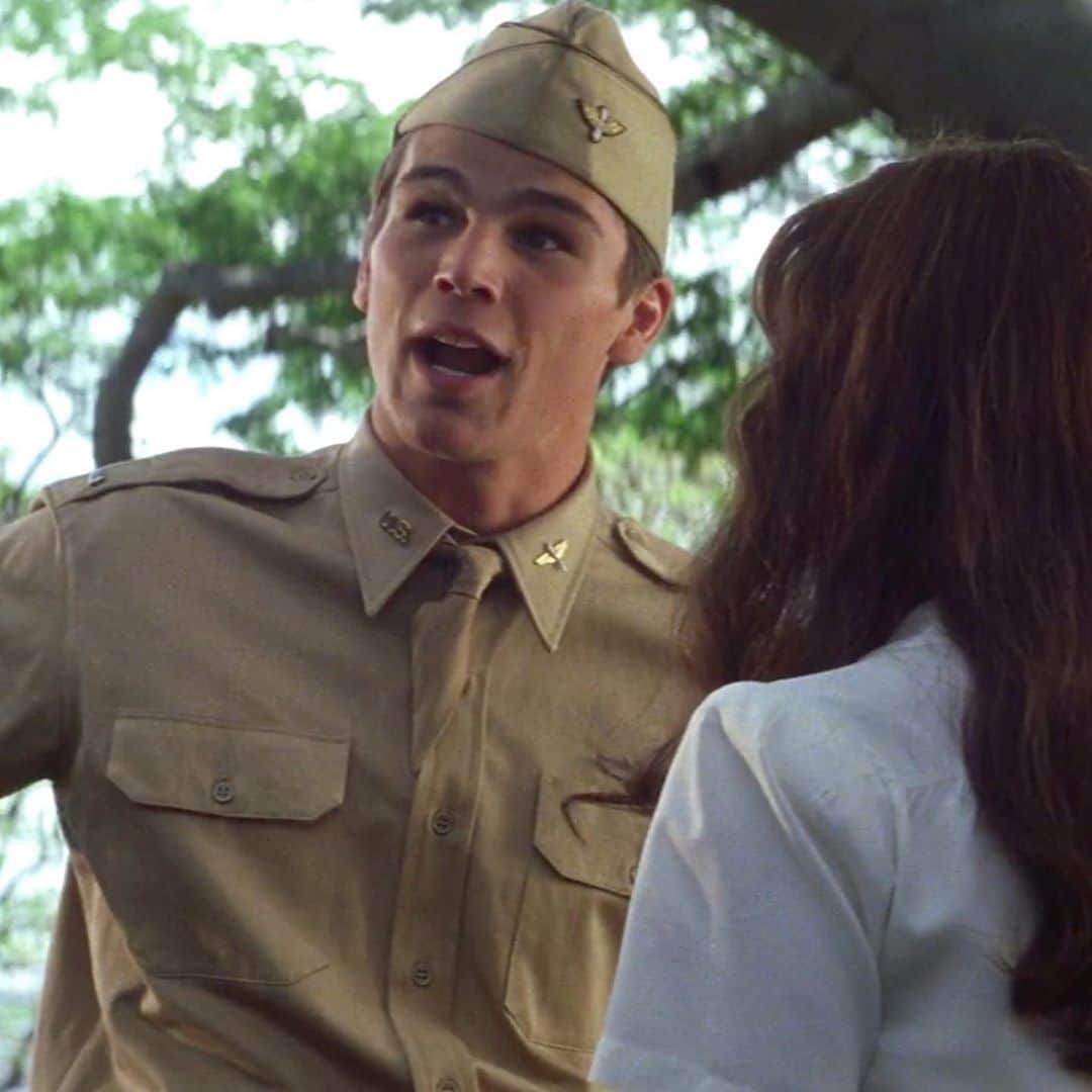 E! Onlineさんのインスタグラム写真 - (E! OnlineInstagram)「Just a reminder that Josh Hartnett was a total dream boat in #PearlHarbor—but where is he now? All the stars who distanced themselves from Hollywood are at the link in our bio. (📷: HBO Max)」10月29日 6時32分 - enews