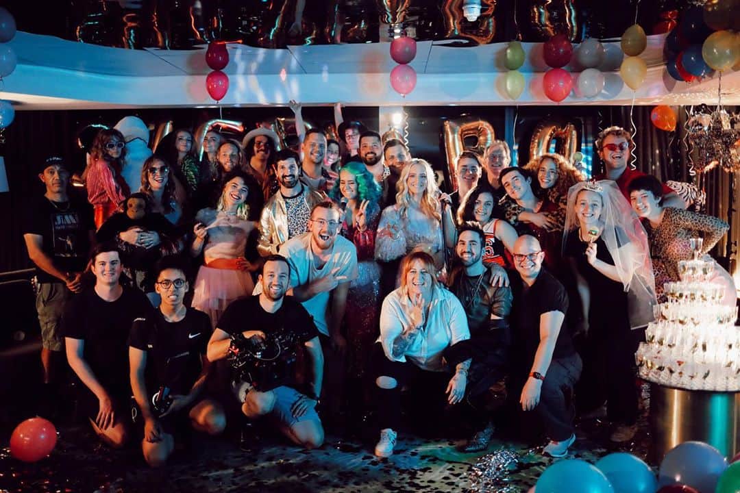 シェパードのインスタグラム：「Fun fact: we have done 8 music videos with @theempirepost from our new album ‘Kaleidoscope Eyes’. We are more and more impressed every time we do a shoot with them. They never seem to disappoint and the ‘Animals’ clip was no exception.   Thank you to all the hard working people involved in this clip. Each and everyone of you had an important role to play and you all nailed it!   ‘Animals’ OUT TOMORROW 30.10.20」