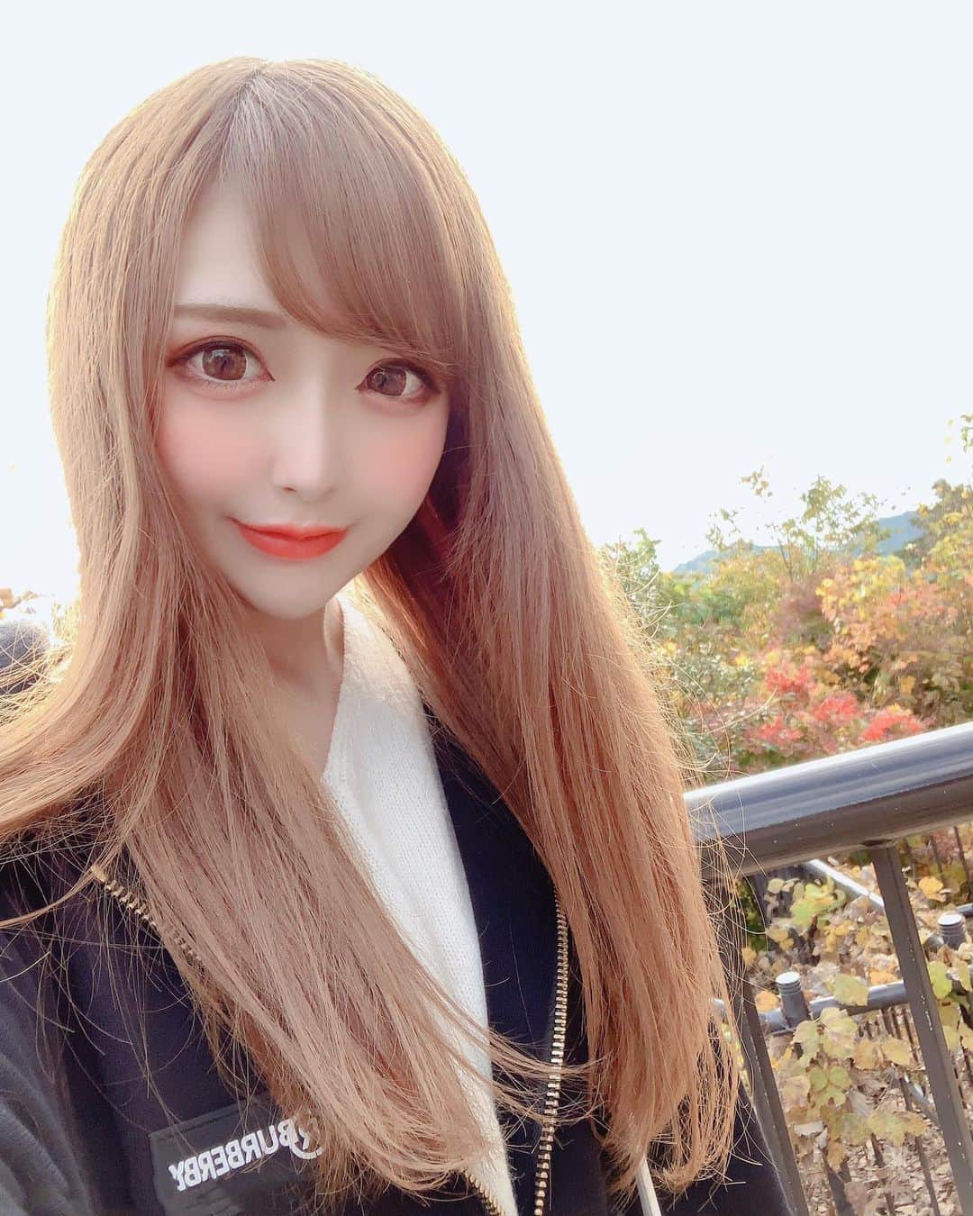 のインスタグラム：「. 昨年の今頃の写メ🍁 . メイクも髪色も全然違う🥺 今とどっちが好き( ᐡ. ̫ .ᐡ )？ . 早く家族でお出かけしたいです👨‍👩‍👧 . . . . . #キャバ嬢#キャバクラ#キャバ#ラウンジ嬢#ホスト#北新地#六本木#歌舞伎町#銀座#ミナミ#錦#中洲#すすきの#いいねしてくれた人で気になった人フォロー#フォローミー#いいね返し#フォロー返し#自撮り女子#like4likes#followme」