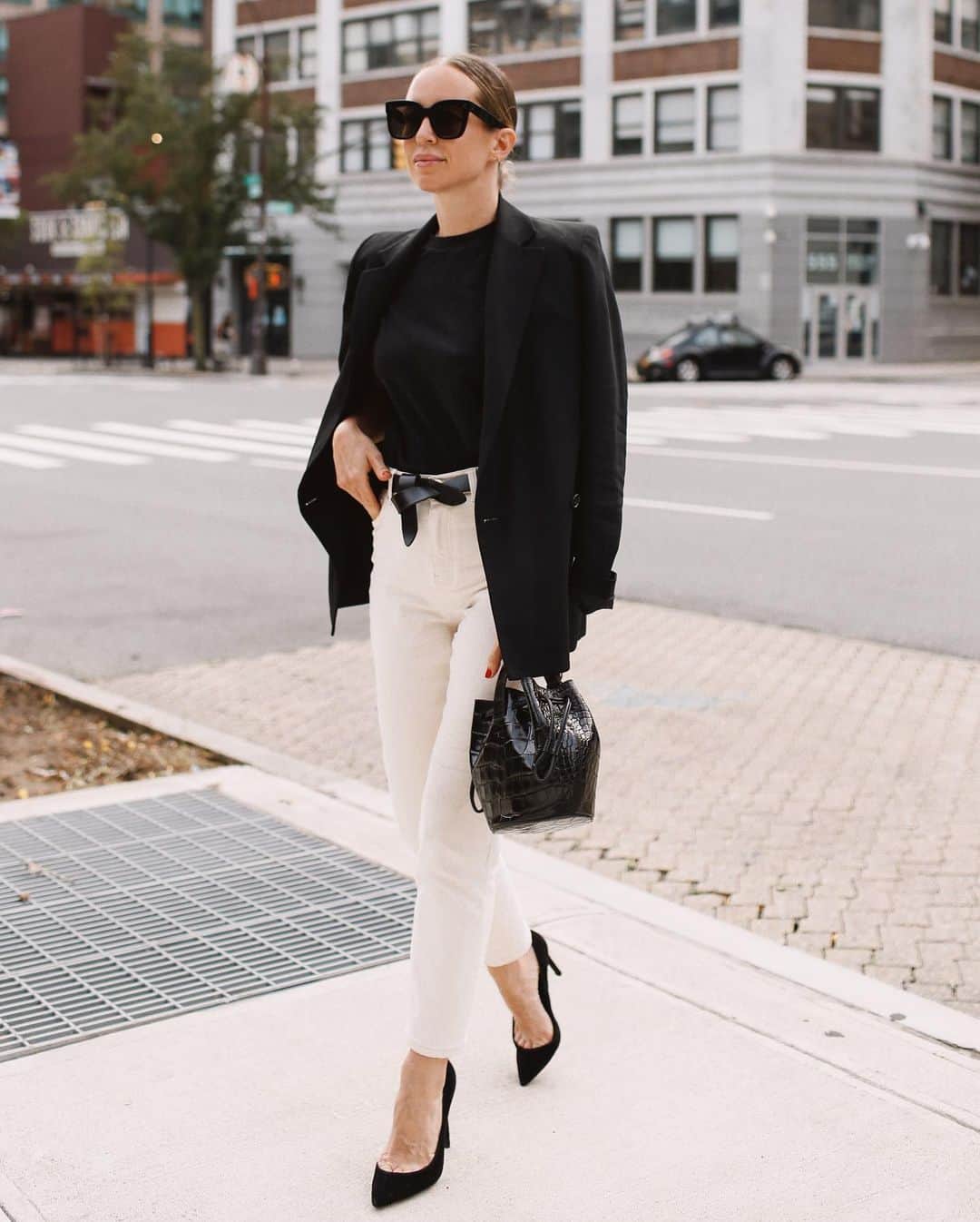 Helena Glazer Hodneのインスタグラム：「A few different outfits with the @isabelmarant #leccebelt, one of my most worn accessories. Full outfit breakdowns and post in my bio.」