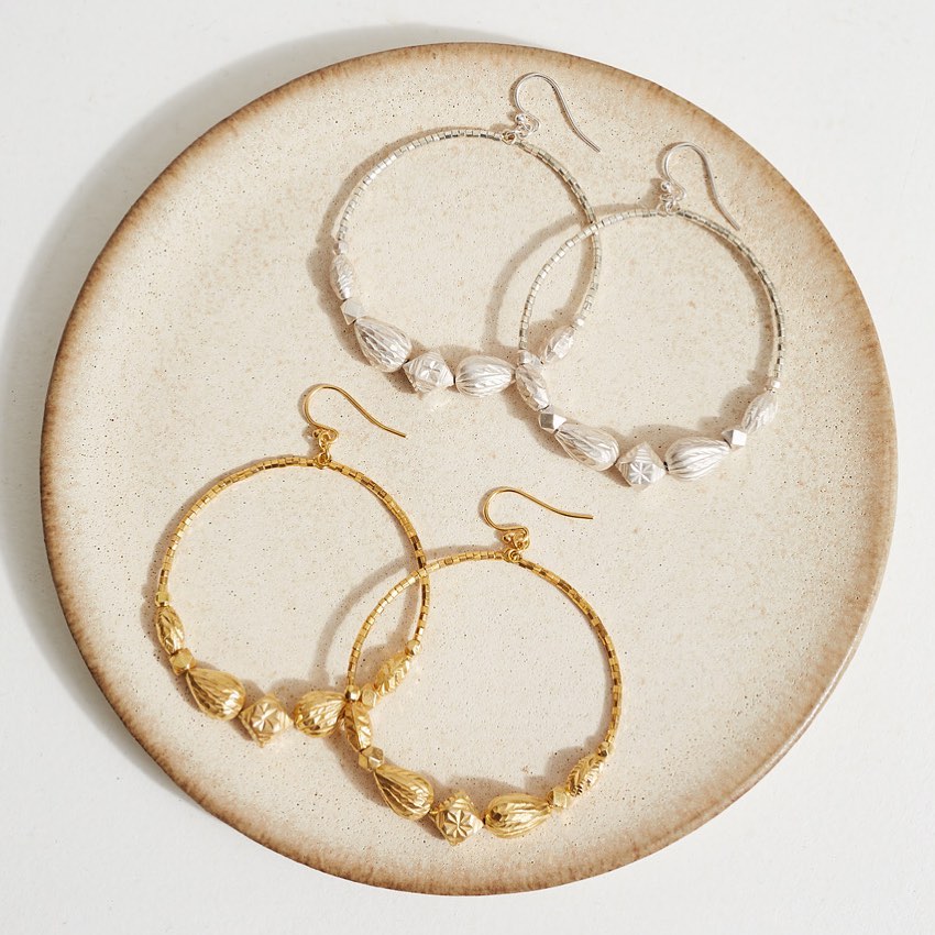 チャンルーのインスタグラム：「Bright and shiny things ✨ Tap to shop our new silver and gold hoops!」