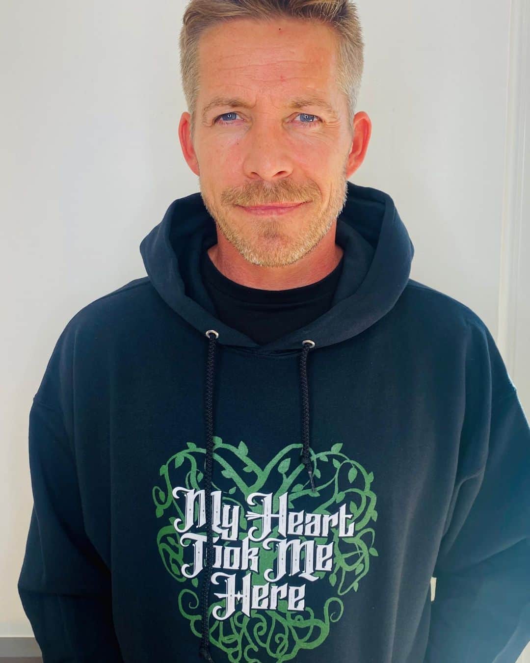 ショーン・マグワイアのインスタグラム：「I'm supporting @OxfamAmerica and @RAICESTexas fight against poverty & injustice, helping refugees families globally and here in the US. Please show your support too with my shirts and hoodies, available for ONE WEEK ONLY at @ShopStands. Link in bio!」