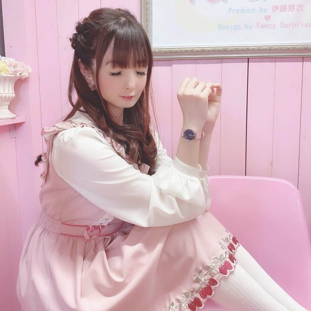 伊藤芽衣さんのインスタグラム写真 - (伊藤芽衣Instagram)「ある日のコーデ♡﻿ ﻿ Liakuleaさま﻿ （ @liakulea_japan）﻿ ﻿ の腕時計を合わせてみました♡﻿ ﻿ お洋服は﻿  LIZ LISAさん♡﻿ （@lizlisa_official_japan ）です…！﻿ ﻿ 髪型は﻿ ハーフアップにしました♡﻿ ﻿ ♡♡♡♡♡﻿ ﻿ 腕時計は﻿ 割引コードをいただいたので﻿ めいちのコードをつかっていただくと﻿ 10%offになります♡ ﻿ ﻿ クーポンコードは﻿ 【itoumju】﻿ (クーポン使用期限は本日より1年間です♡)﻿ ﻿ ♡♡♡♡♡﻿ ﻿ Kawaii⭐︎Stars﻿ POP UP SHOPの次回の開催が﻿ 決定しました…！﻿ ﻿ 原宿アルタさま2階﻿ 東京都渋谷区神宮前1-16-4﻿ ﻿ 【1部】﻿ 10月29日（木）~11月4日（水）﻿ 【2部】﻿ 11月5日（木）~11月11日（水）﻿ 【3部】﻿ 11月12日（木）~11月18日（水）﻿ 【4部】﻿ 11月19日（木）~11月25日（水）﻿ ﻿ ♡♡♡♡♡﻿ ﻿ #リアクレア #時計 #腕時計 #liakulea﻿ #ハワイ#手元倶楽部  #pr ﻿ #ガーリーコーデ　#リズリサ﻿ #lizlisa #ヘアアレンジ　#ハーフアップ﻿ #ガーリーファッション」10月29日 6時47分 - itoumei