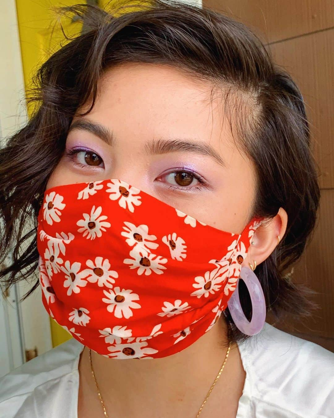 Urban Outfittersさんのインスタグラム写真 - (Urban OutfittersInstagram)「In the age of mask wearing, makeup is all about eyes. Head to the link in bio to see how @emilydoes_makeup is doing hers—the masks she’s matching them with. #UOBeauty」10月29日 6時48分 - urbanoutfitters