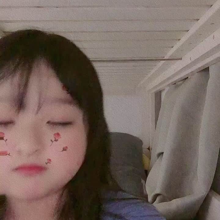 のインスタグラム：「長女8歳😊 動画に撮るのが好きみたい🤣🤣🤣 携帯にいつの間にか動画がいっぱい😂  #長女 #8歳 #tiktok」