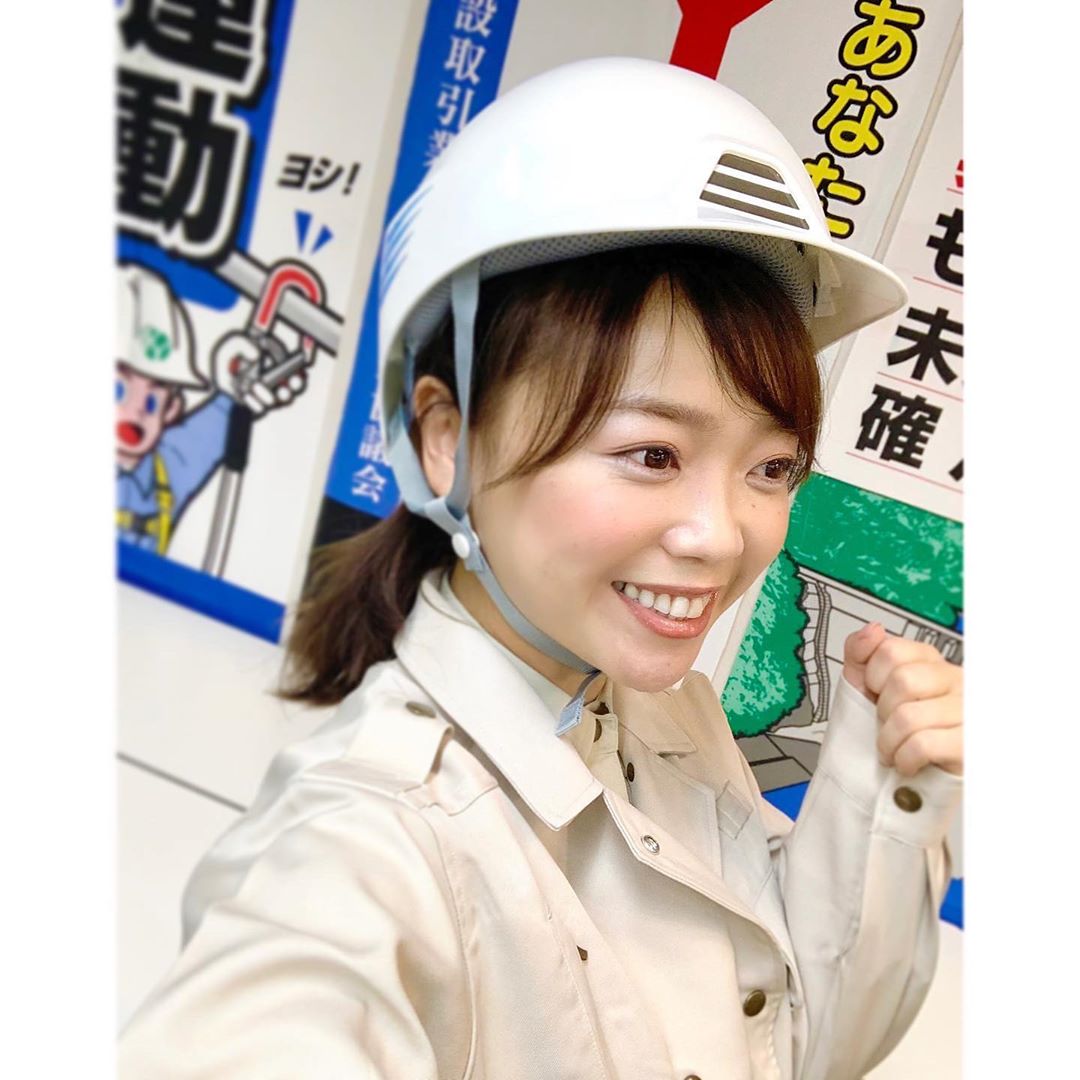 京乃ともみのインスタグラム：「清水建設さん🏢にて社員のみなさんへ向けた #働くみんなの1分すぐ楽ヨガ の撮影でした。🎥  締めのセルフは「あご紐よし・今日も一日ご安全に👷‍♀️❣️」、 衣装は作業着やスーツ、ブルーシャークスのユニフォームなどを着用し、清水建設さんらしさが詰まった動画になりました⛑🚧  全て簡単に1分で実践できるプログラムなので、 社員のみなさんの健康意識がより高まる企画になれば嬉しいです😊  Video filming at Shimizu Corporation 🎥Wearing work clothes, suits, Blue Sharks uniforms, etc.... Also I said "Chin strap is OK, Keep your day safe today 👷‍♀️❣️ ” to wrap up 1min yoga method.  The video is full of Shimizu Corporation's uniqueness ⛑🚧 I hope it will be a project that raises the health awareness of all employees and enjoy it 🧡  #清水建設 #京乃ともみ #働くみんなの1分すぐ楽ヨガ」
