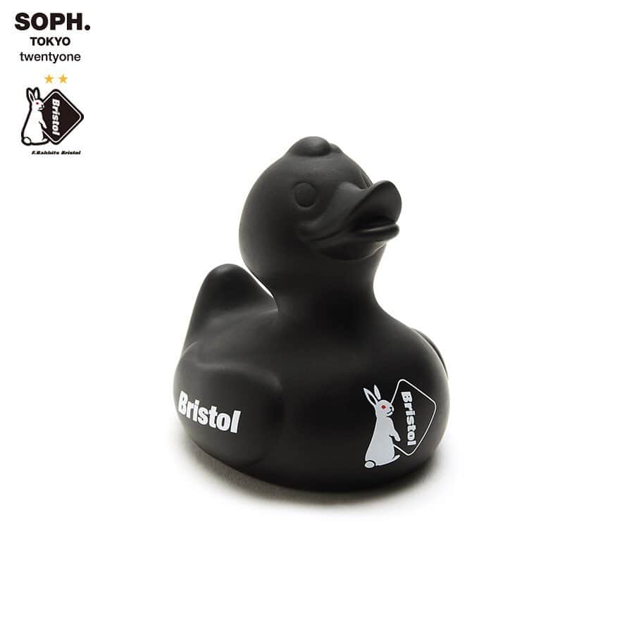 のインスタグラム：「SOPH.TOKYO 21ST ANNIVERSARY 2020.11.02(MON) ⠀ F.C.Real Bristol ・#FR2 RUBBER DUCK : ¥1,800 + TAX ⠀ SOPH.TOKYO21周年を記念して、#FR2 との初のコラボレーションによるアニバーサリープロダクトがラインナップ。 ⠀ F.C.Real Bristolのサポーターグッズの定番であるラバーダックは、クラブカラーのブラックを基調にしたクールなカラーリング。センターにはラビットエンブレム、両サイドには“Bristol”、“F.Rabbits”ロゴと今回のコラボレーションを象徴するグラフィックをプリントしました。 ⠀ SOPH.TOKYOオープン21周年の11月2日(月)より、SOPH.TOKYOをはじめ、国内外SOPH.shop、#FR2 各店及び#FR2 海外ディーラーにて、同日午前0時より#FR2 ONLINE STORE、正午よりSOPH. ONLINE STOREにて発売。 *入荷状況は店舗によって異なりますので、詳細は各店舗までお問い合わせくださいますようお願い申し上げます。 *SOPH.shopでの通販につきましては、 11/4(水)からとなります。 ⠀ In commemoration of 21st anniversary of SOPH.TOKYO, the product line up with the first collaboration with #FR2. ⠀ The rubber duck which is the standard supporter goods of F.C.Real Bristol has a cool coloring based on the club color black. A rabbit emblem is printed on the center, and "Bristol" and "F.Rabbits" logo are printed on both sides, which symbolize this collaboration. ⠀ Available at SOPH.TOKYO, SOPH.shops, #FR2 stores and #FR2 overseas dealers from 11/2(Mon), #FR2 ONLINE STORE from 0:00am(JST) on 11/2(Mon), and SOPH. ONLINE STORE from 12:00pm(JST) on 11/2(Mon). *The availability varies stores, so please contact each store for details. *As for the mail order at SOPH.shops, it starts from 11/4(Wed). ⠀ www.soph.net/shop/pages/frabbits_bristol.aspx . #FRabbitsBristol #FR2 #FxxkingRabbits #MOONCHASER #FR2xFCRB #FCRB #FCREALBRISTOL #SOPH #SOPHTOKYO #SOPHTOKYO21st #20201102 @fxxkingrabbits」