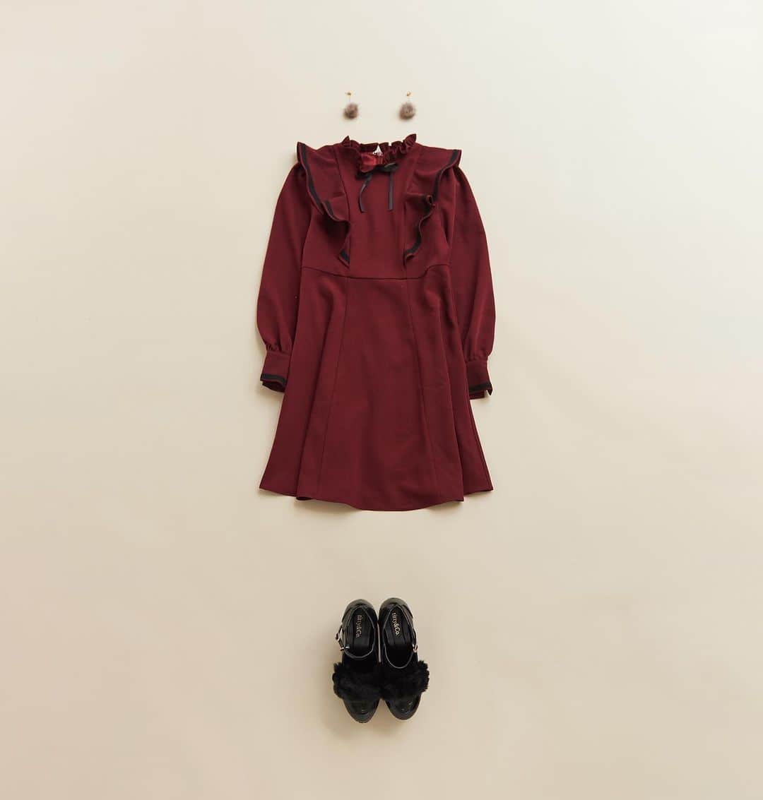 のインスタグラム：「▶︎2020 AW 2nd COLLECTION﻿ ﻿ titty&Co. 冬のコンセプトは﻿ " No more boredom "﻿ ﻿ #リボンラッフルワンピース﻿ ¥7,990﻿ BLK/GRN/RED﻿ ▶︎10.26 on sale ﻿ #ポイントファーパンプス﻿ ¥9,800﻿ RED/BLK﻿ ﻿ #tittyandco #tittyco #2020 #autumn #winter #nomoreboredom  #aw #fashion  #follow #followme #girly  #ティティーアンドコー #冬 #ワンピース #リボンワンピース #フレアワンピース #ワンピ #ボウタイ #パンプス」