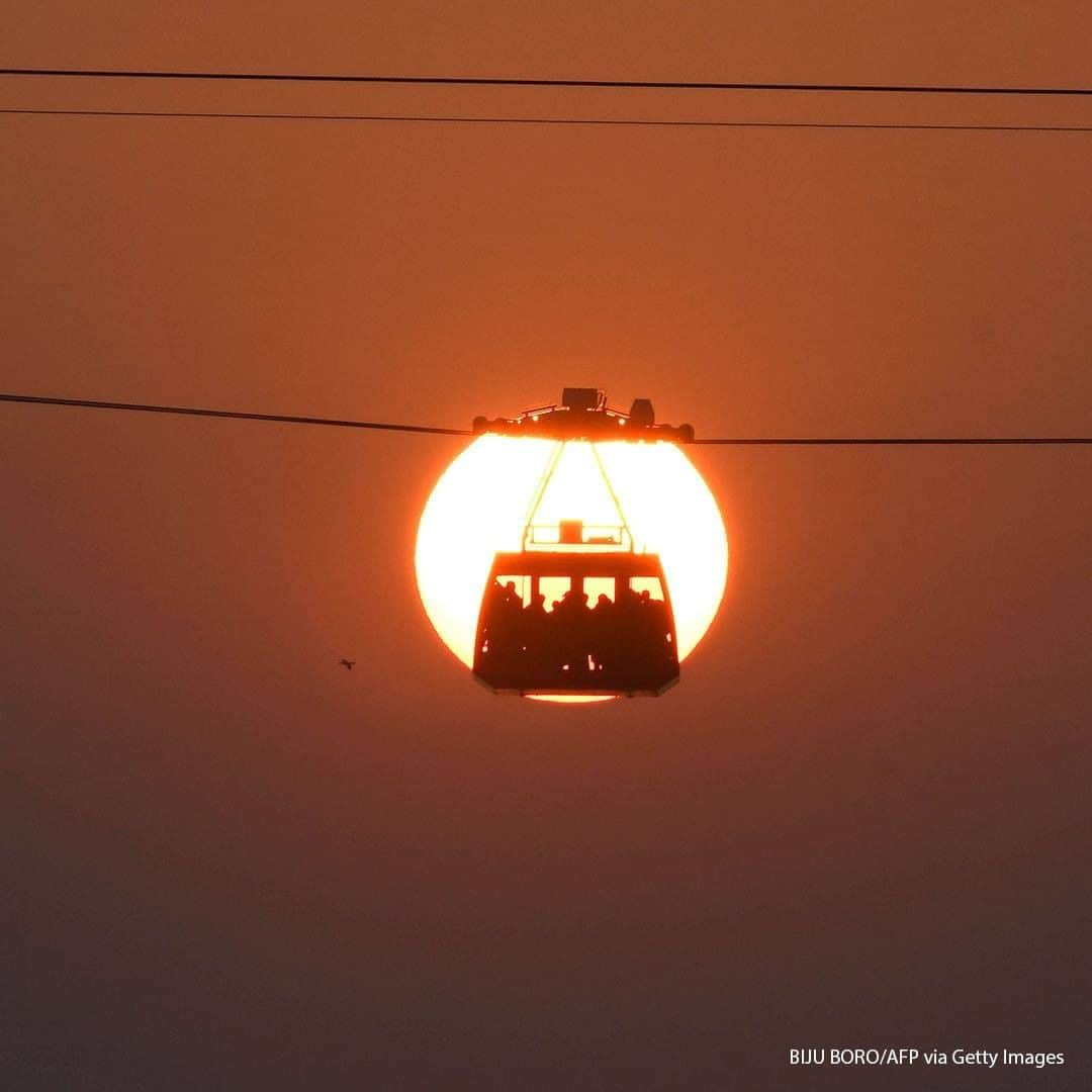 ABC Newsさんのインスタグラム写真 - (ABC NewsInstagram)「People travel in a cabin on India's longest river cable car connecting the northern and southern banks of the Brahmaputra river, in Guwahati on October 28, 2020. #india #transportation #cablecar」10月29日 18時00分 - abcnews