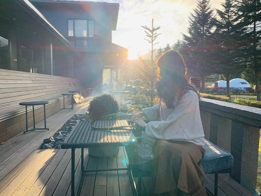 吉田友利恵のインスタグラム：「🍂 大自然最高でしかなかった、、、 空気が美味しいってずっと言ってた🥱 #長野　#グランピング　#マシュマロ　#焼きマシュマロ　#スモア　#焚き火」