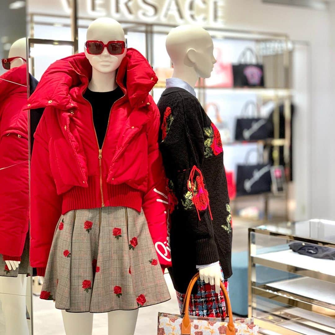 のインスタグラム：「VERSACE RENEWAL OPEN At 3F MODE 詳しくはプロフィールURLをチェック！ #Hankyu #HANKYUMODE #umedahankyu #阪急うめだ本店 #うめだ阪急 #阪急百貨店 #osaka #umeda #mode #versace #ベルサーチェ #renewal #リニューアル」