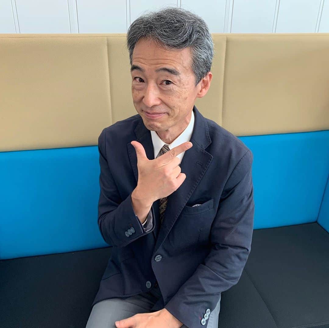 読売テレビアナウンス部のインスタグラム：「#他己紹介リレー 今回は #萩原章嘉 アナを 入社2年目、佐藤が紹介します！  萩原さんと言えば、“おちゃめ”！！  いつもニコニコしていて、萩原さんの周りにはほんわかゆったり"萩原タイム"が流れていて癒されます☺️  なんでも包み込んでくれて、あたたかみ溢れているので、なんでも相談できます！  私がショックを受けたことについて話すとカラッと笑い飛ばしてくれて、「小さなことで悩むのしょうもないな」と心を軽くしてくれる頼もしい先輩です✨  これからも"愛され萩原さん"についていきます！  *********************** みなさんの萩原アナのイメージも、 コメントで教えてください😆  #アナウンサー #読売テレビ #ytv #関西 #ニュース #声 #紹介」